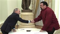 بوتين يمنح الممثل ستيفن سيغال وسام الصداقة